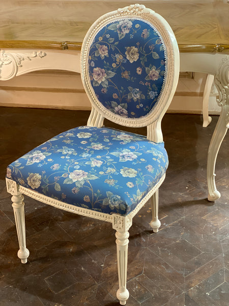 Chair iconised by Louis XVI with rosettes