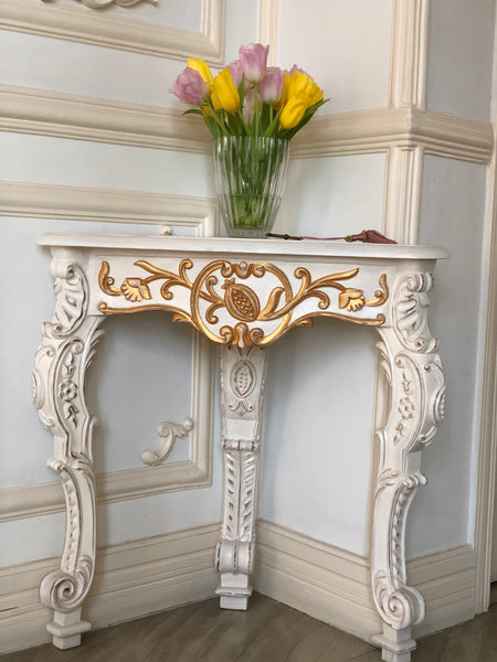 Meuble d'angle / corner table with pomegranate motif