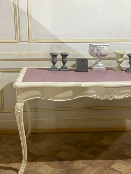 Elegant Louis XV desk with leather insert