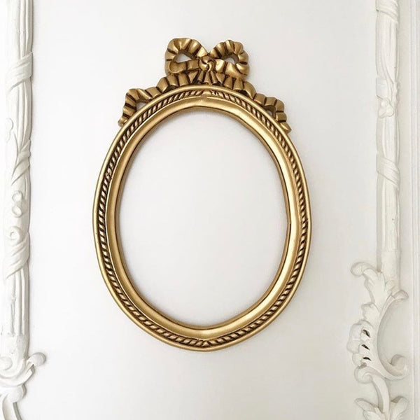 Frame inspired by delicate riband & rare oval silhouette