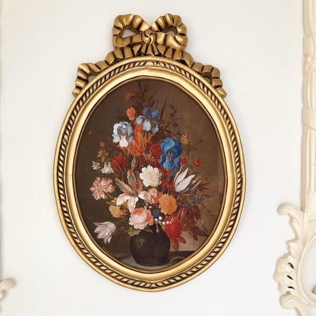 Frame inspired by delicate riband & rare oval silhouette