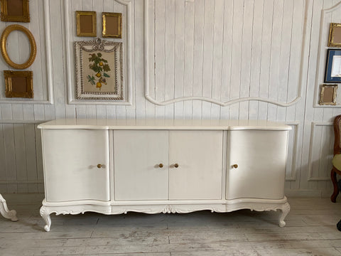 Elegant Louis XV silhouette utility commode