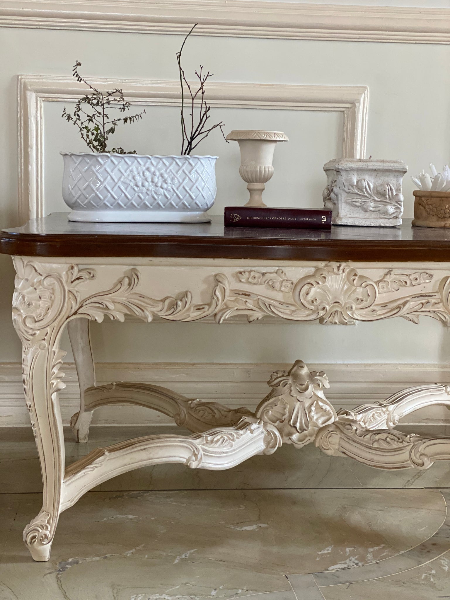 Centre table with natural voluptuous motifs of Louis XV grandeur