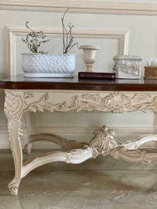 Centre table with natural voluptuous motifs of Louis XV grandeur