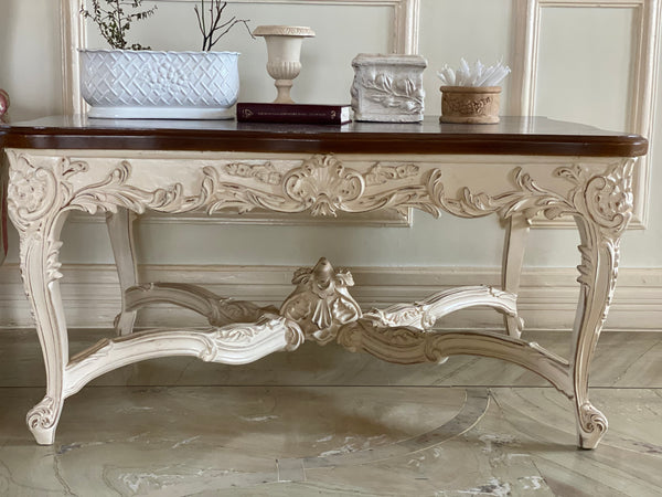 Centre table with natural voluptuous motifs of Louis XV grandeur