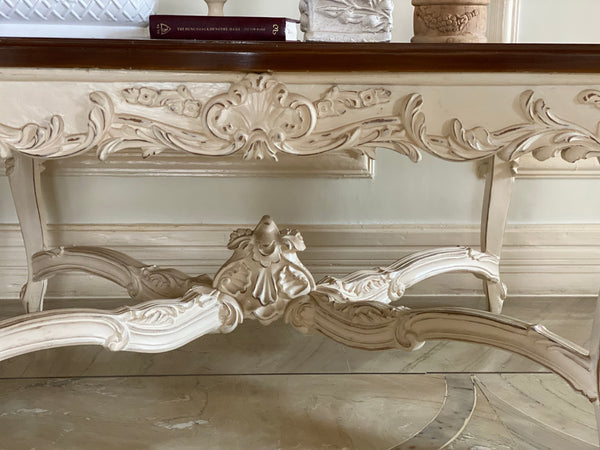 Centre table with natural voluptuous motifs of Louis XV grandeur
