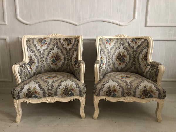 Pair of elegant bergères / armchairs in Louis XV brilliance