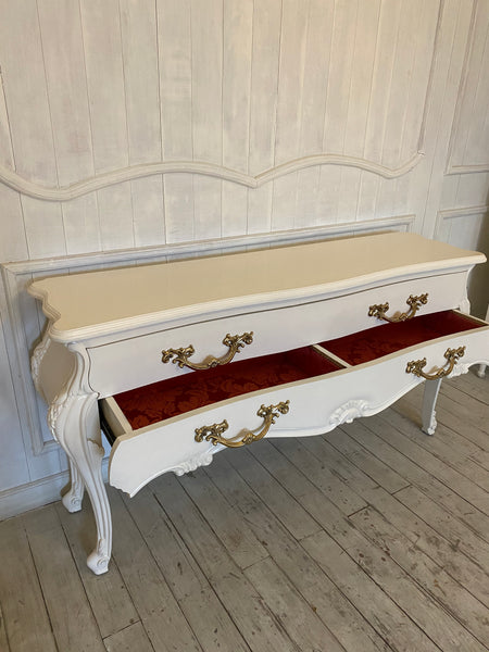Exquisite commode in bombé swell
