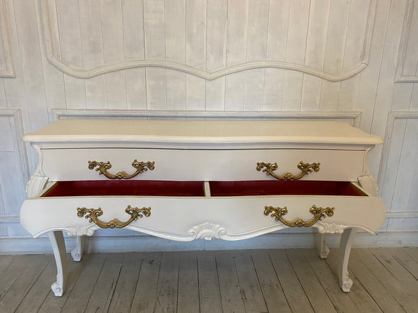 Exquisite commode in bombé swell
