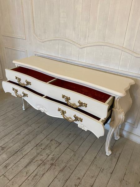 Exquisite commode in bombé swell