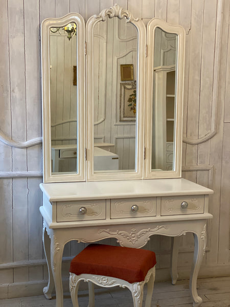 Dressing table of Louis XV sensibilities