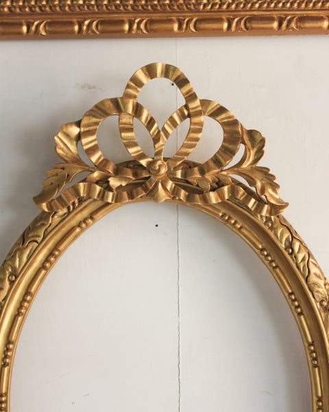 Belle Epoque style oval frame with bow