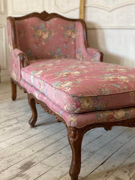 Duchesse of Louis XV attributes