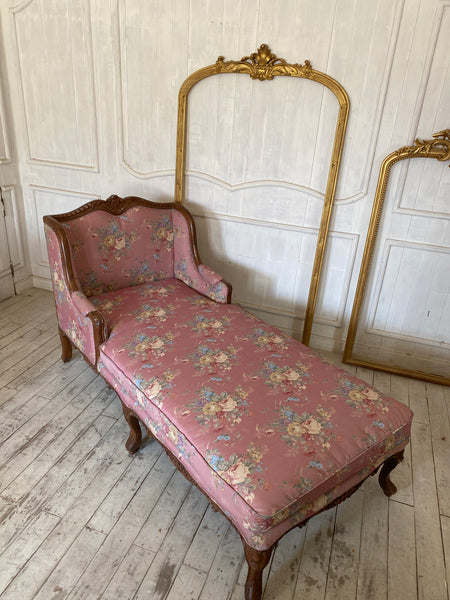 Duchesse of Louis XV attributes