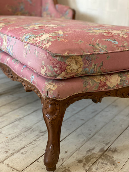 Duchesse of Louis XV attributes