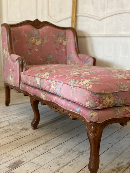Duchesse of Louis XV attributes