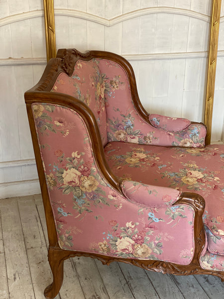 Duchesse of Louis XV attributes