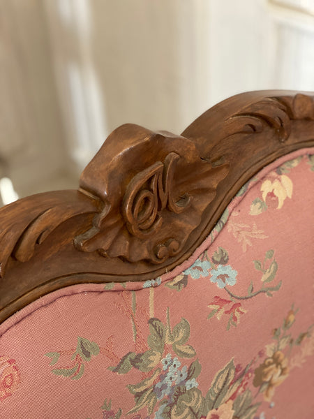 Duchesse of Louis XV attributes