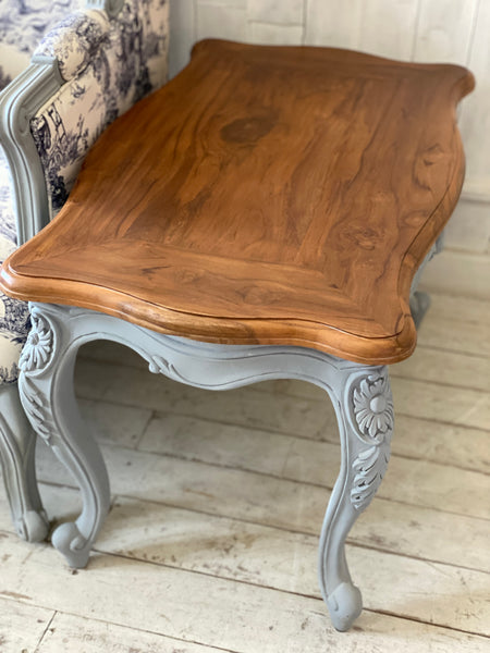 Centre table with delicate rocaille, Louis XV style