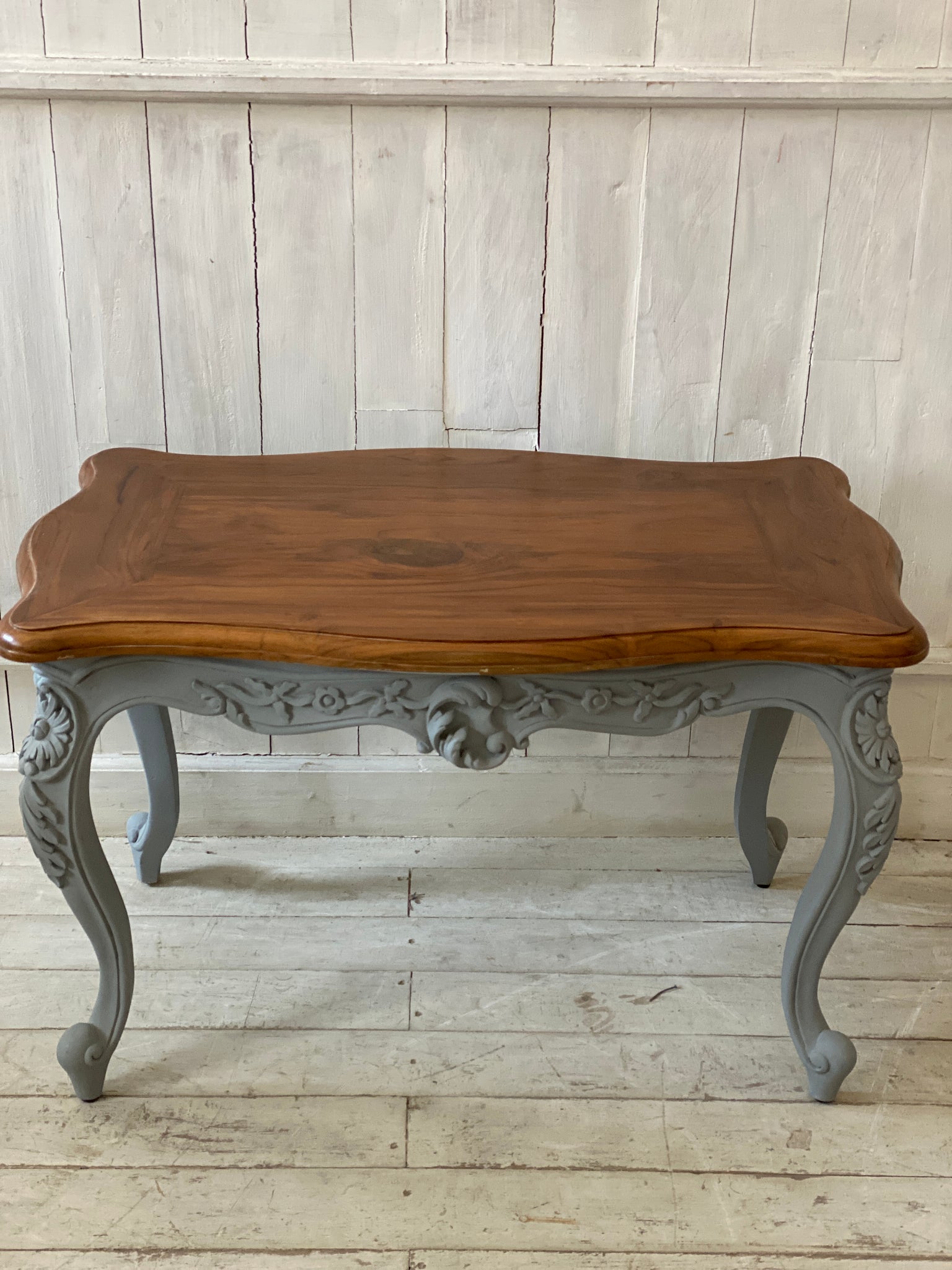 Centre table with delicate rocaille, Louis XV style