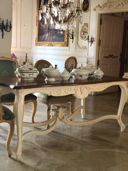 Louis XV dining table with naturalistic, voluptuous motifs