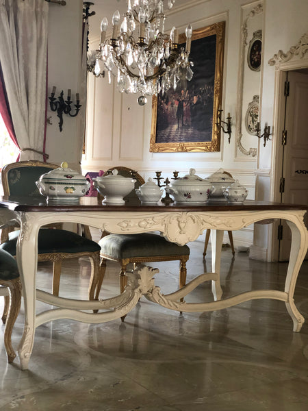 Louis XV dining table with naturalistic, voluptuous motifs