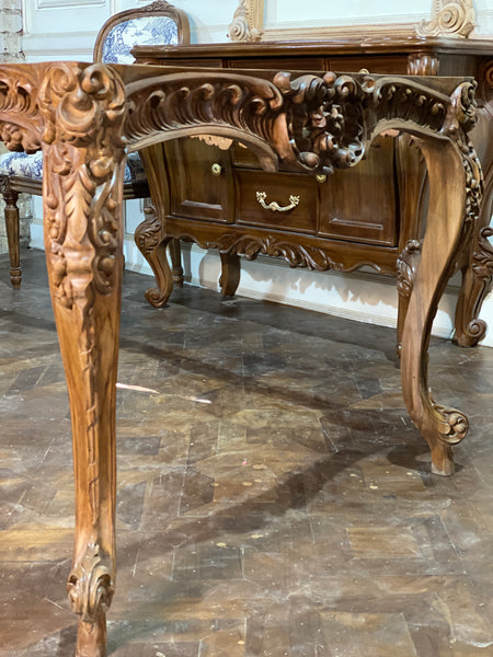 Dining table of intense Louis XV rococo in unbridled manifestation