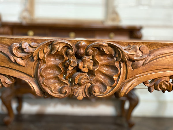 Dining table of intense Louis XV rococo in unbridled manifestation