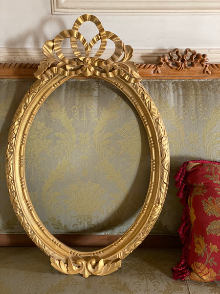 Belle Epoque style oval frame with bow