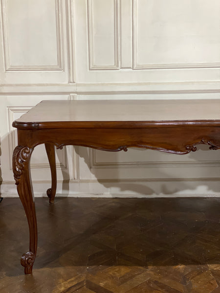 Dining table of Louis XV era with beautiful sensibilities