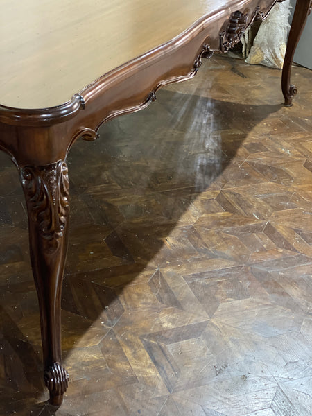 Dining table of Louis XV era with beautiful sensibilities