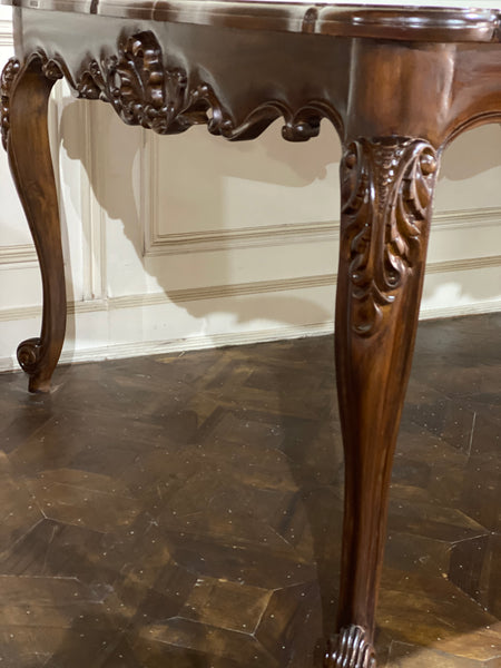 Dining table of Louis XV era with beautiful sensibilities