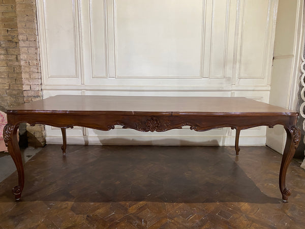 Dining table of Louis XV era with beautiful sensibilities