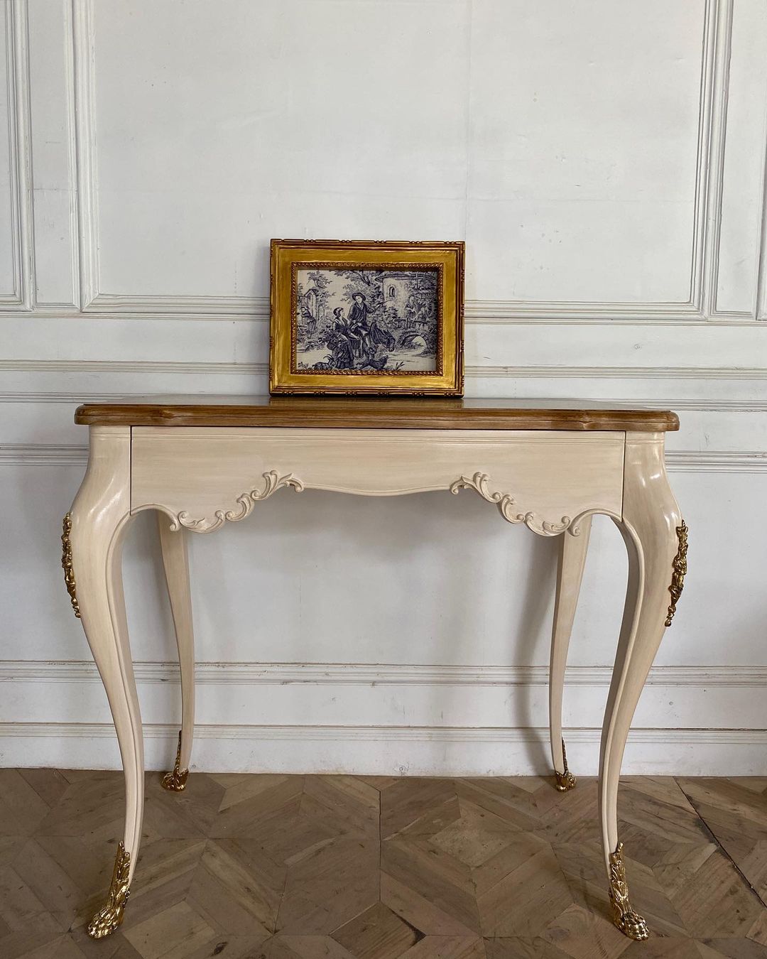 Louis XV style desk with stunning mounts