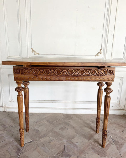 Extendable console of Louis XVI quintessence