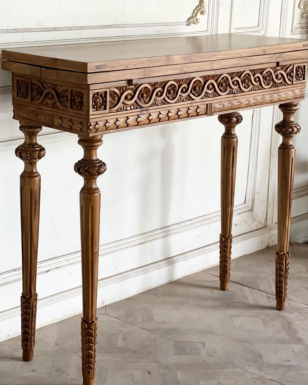 Extendable console of Louis XVI quintessence