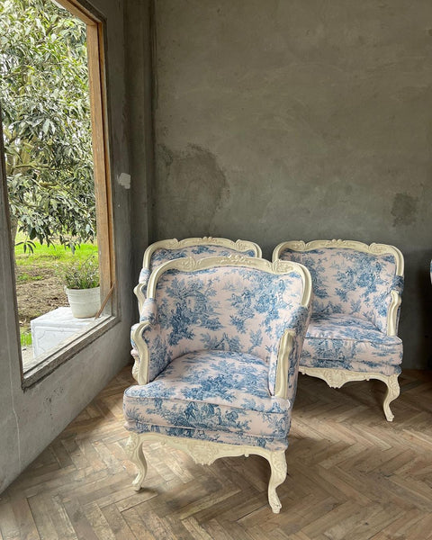 Pair of unbridled bergères / armchairs in Louis XV brilliance