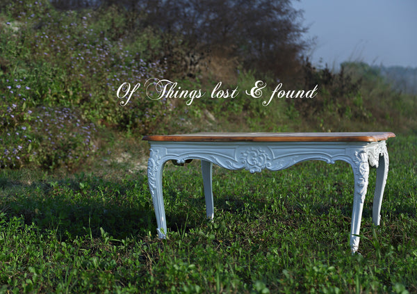 Centre table with rococo motifs and delicate Louis XV legs