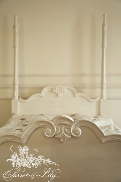 The bed with two posters inspired by water lilies