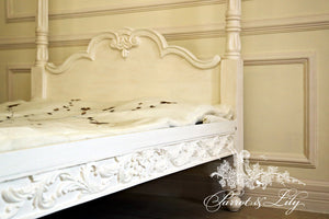 The bed with two posters inspired by water lilies