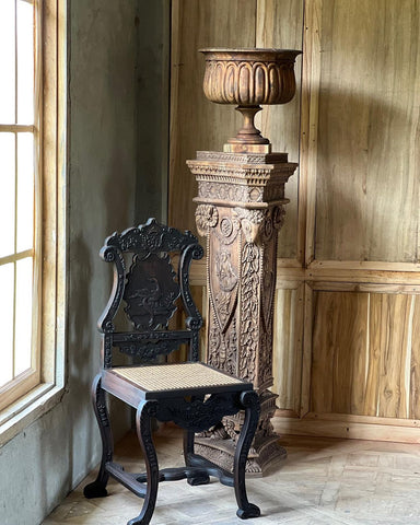 Renaissance hall chair inspired by Japanesery