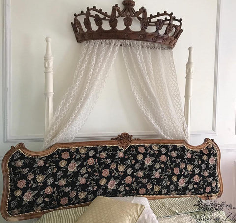 Rococo headboard of simple elegance