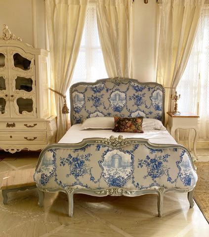 Sublime bed in Louis XV silhouette