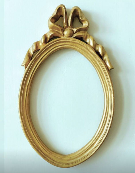 Diminutive oval Unfurling frame with delicate ribbon