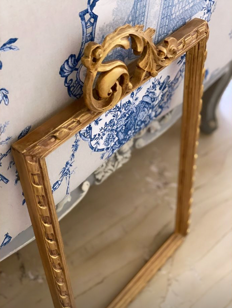 Unfurling frame with delicate rocaille leaf