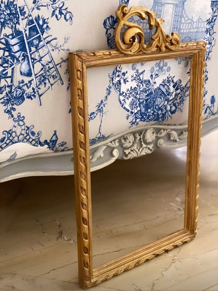 Unfurling frame with delicate rocaille leaf