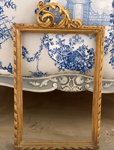 Unfurling frame with delicate rocaille leaf
