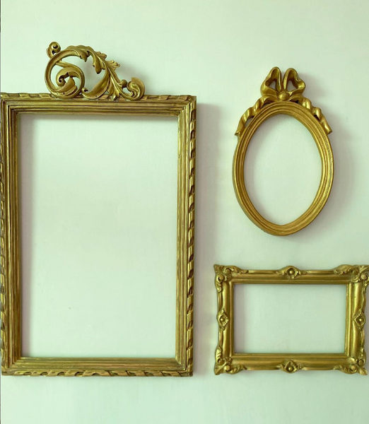 Diminutive oval Unfurling frame with delicate ribbon
