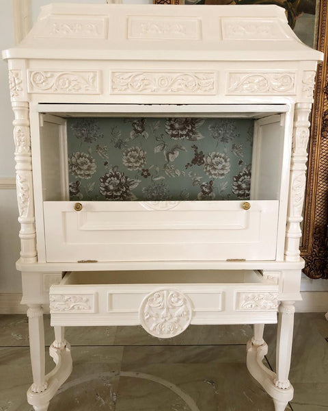 Louis XVI secrétaire with traditional motifs