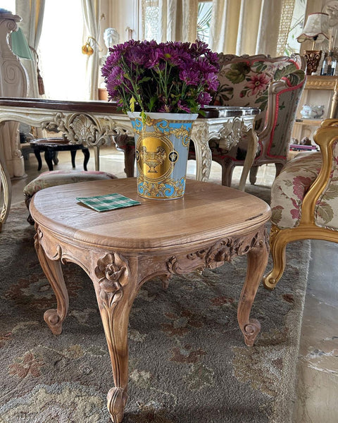 Tabouret with cockle shell